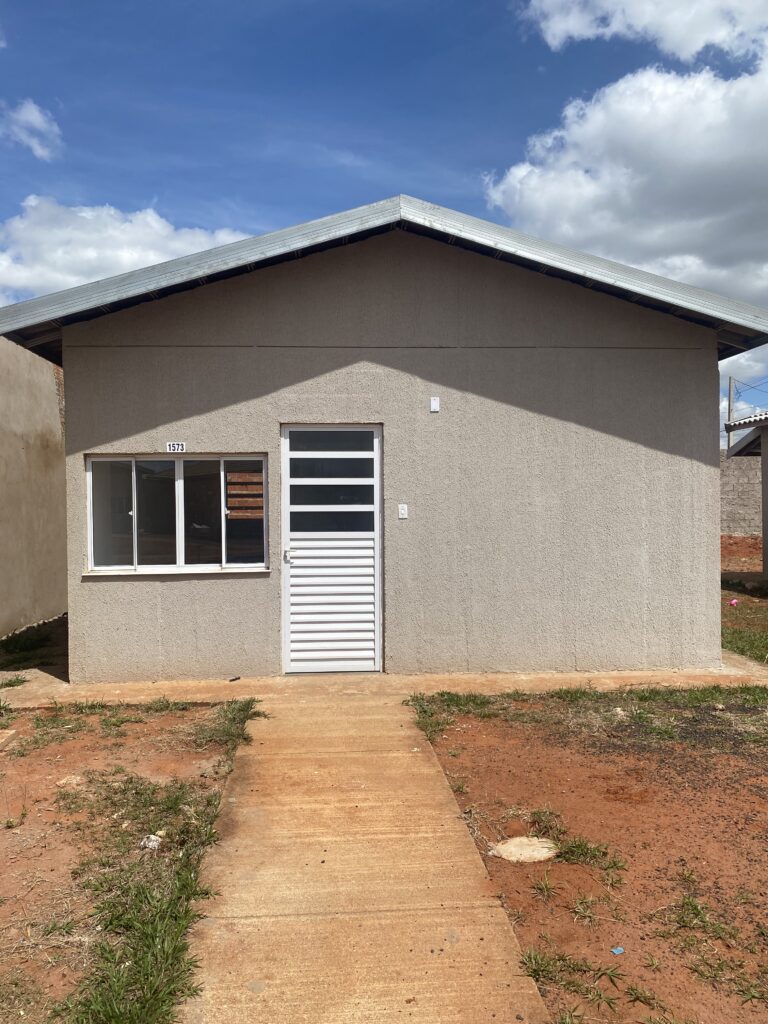 Casa sozinha no terreno